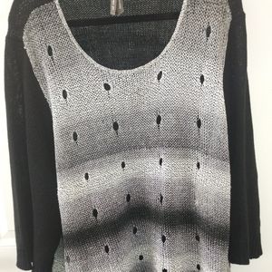Black/white/grey knitted pullover.